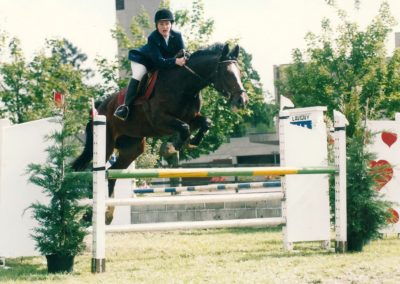 Fabienne sur la jument Geisha VI CH lors d'une épreuve de saut 2002