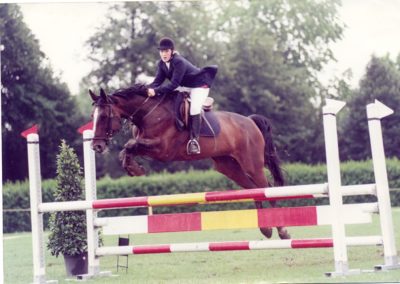 Fabienne monte la jument Geisha VI CH lors d'une épreuve de saut en 1997