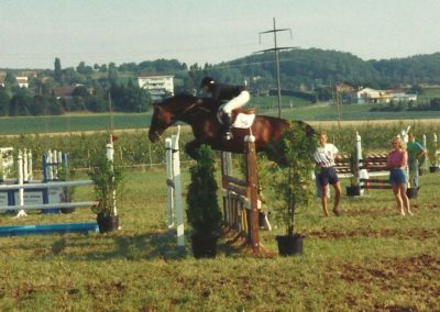 Thérèse monte la jument Geisha VI CH lors d'un concours de saut d'obstacle 1993