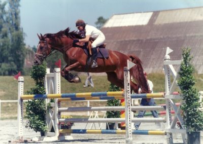 Thérèse sur la jument Igana de Marcy lors d'une épreuve de saut d'obstacles en 1996