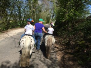 Deux enfants effectuent un tour à dos de poney