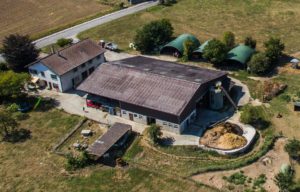 La maison et la ferme des Morand vue depuis le ciel